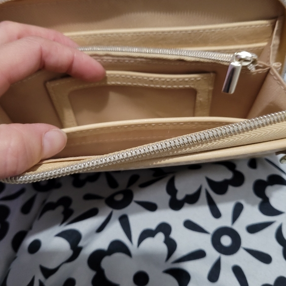 Béis RFID crossbody wallet - Picture 4 of 5